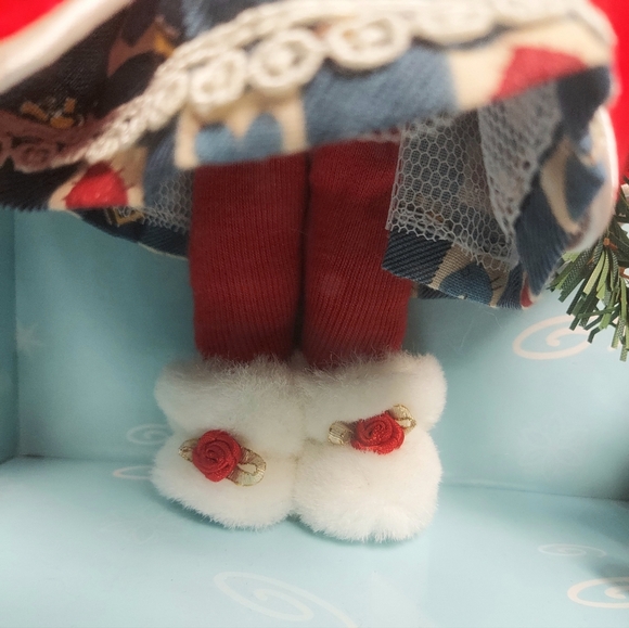 2001 Victorian Rose Collection Brass Key #13501 Poseable Porcelain Doll W/ Stand - Picture 4 of 11